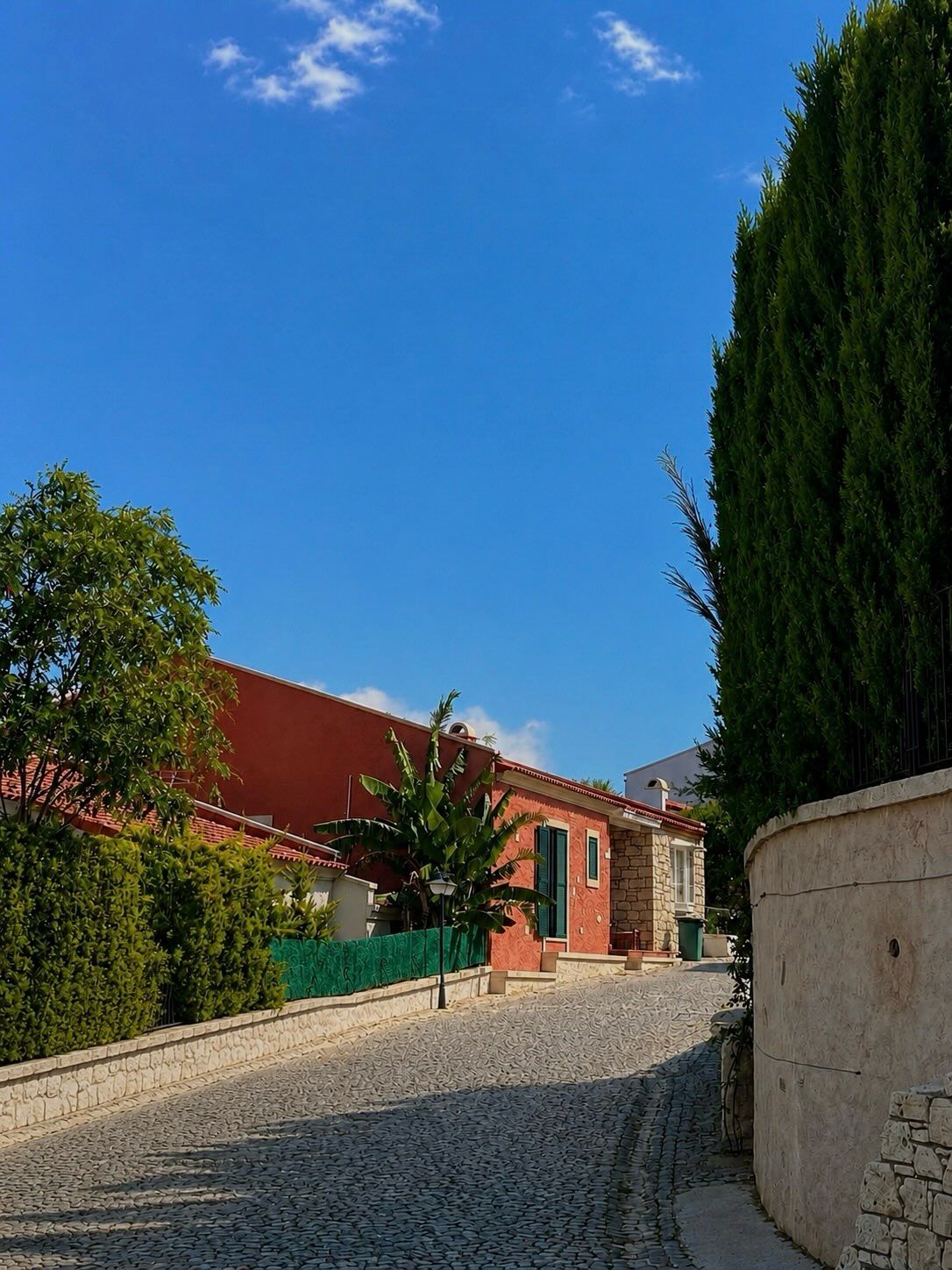 Jardin Eden'de taş duvarlı sokak